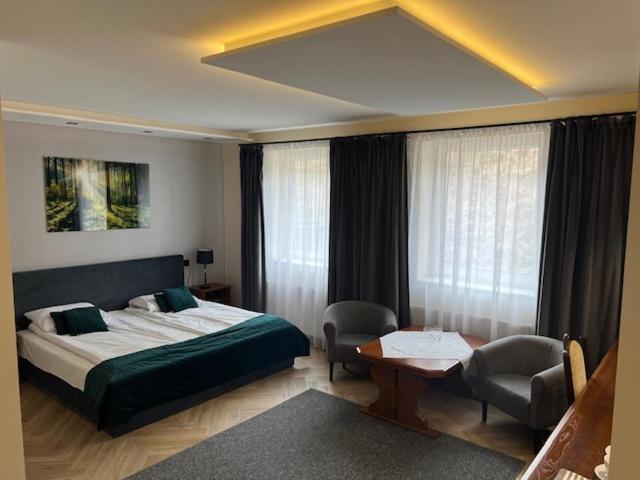 Hotel Baltazar Пултуск Экстерьер фото